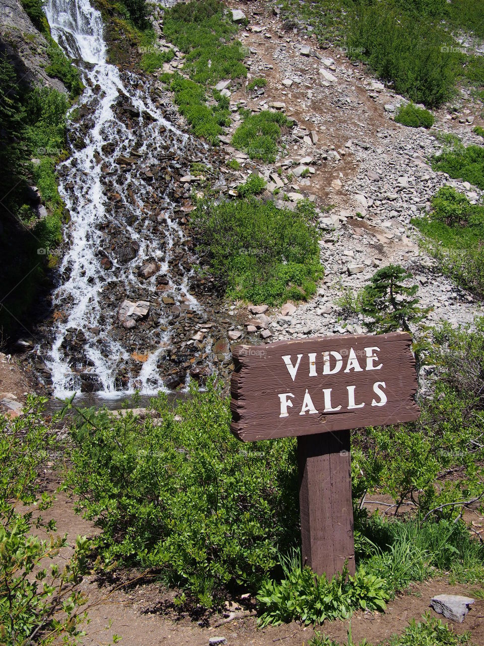 Oregon waterfall sightseeing on summer vacation 