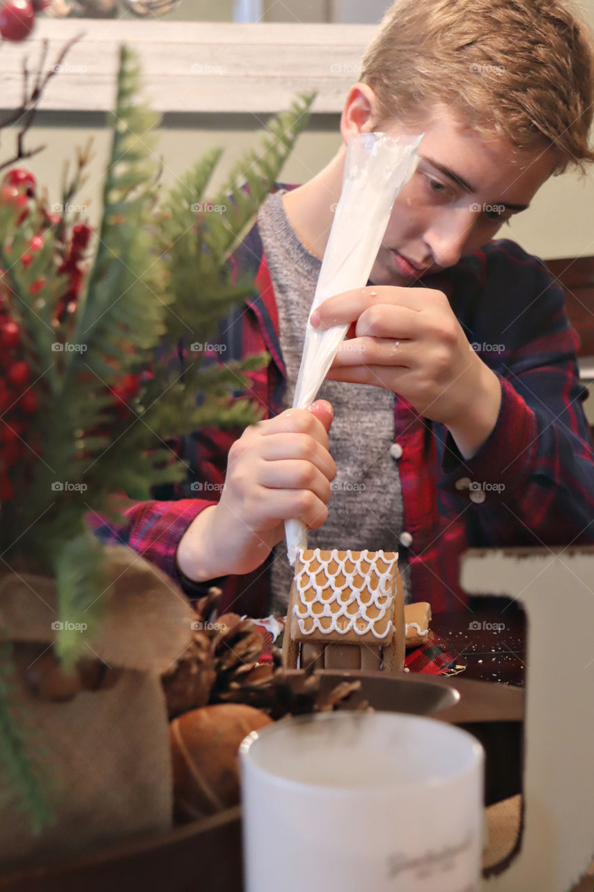 Decorating Gingerbread Houses