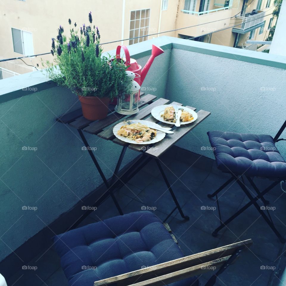 Outdoor dining on balcony 
