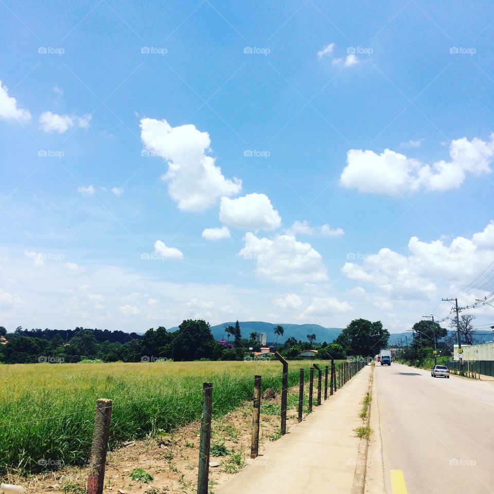 🗾Um #céu azul totalmente inspirador!
Como não contemplar? 
🙌🏻
#natureza #paisagem #fotografia #mobgrafia #inspirador #sky #landscapes