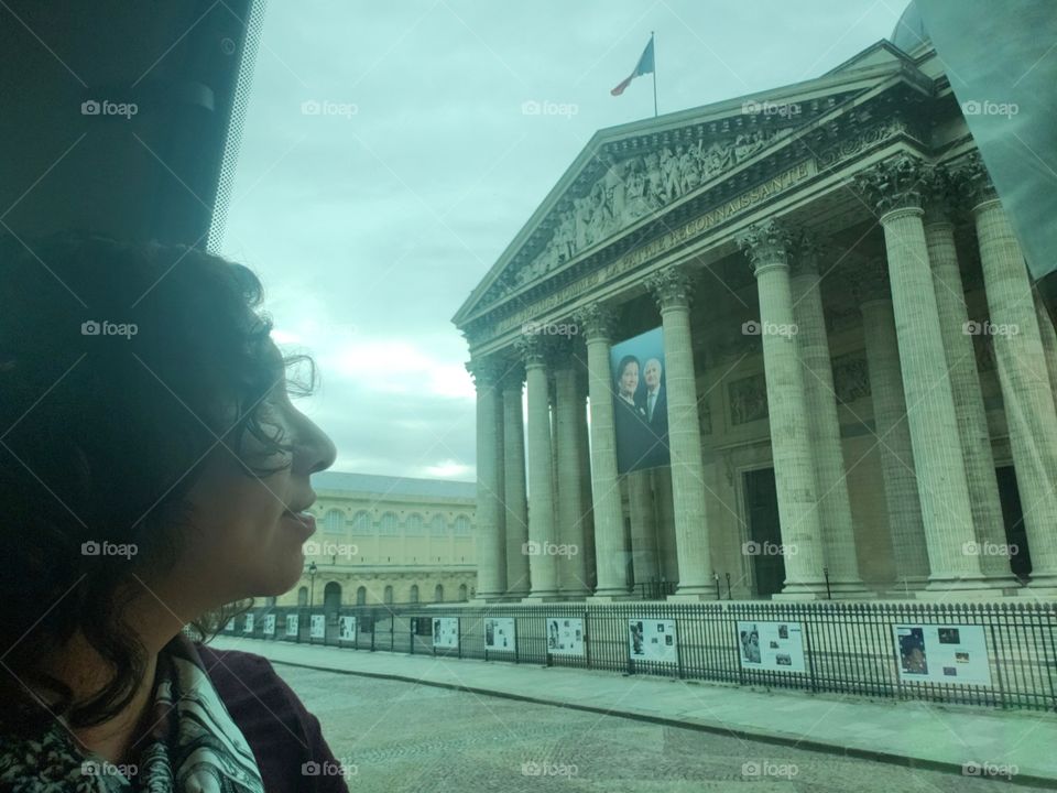 Tour panorámico, mujer apreciando la arquitectura de París