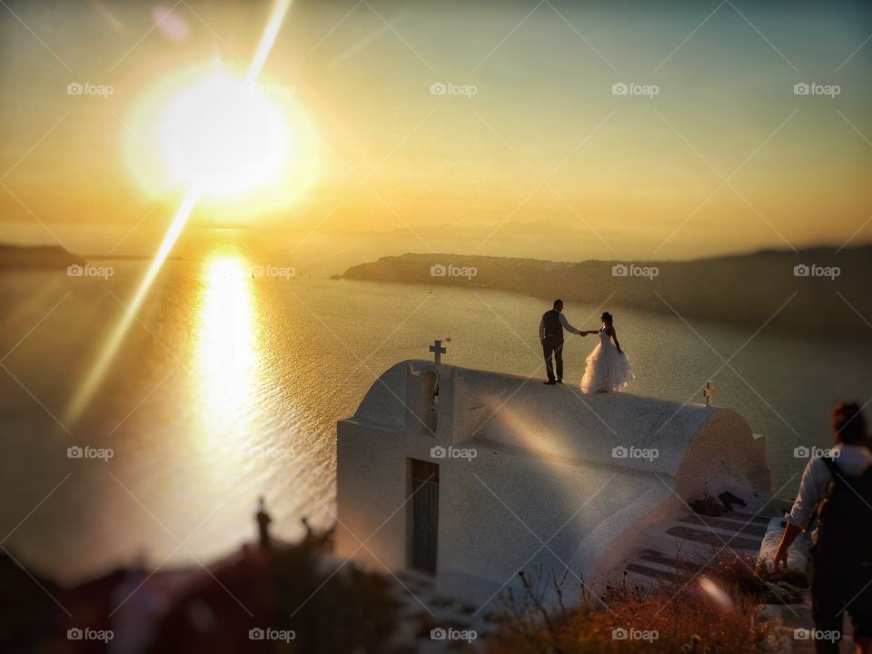 Santorini photo shoot newlyweds 