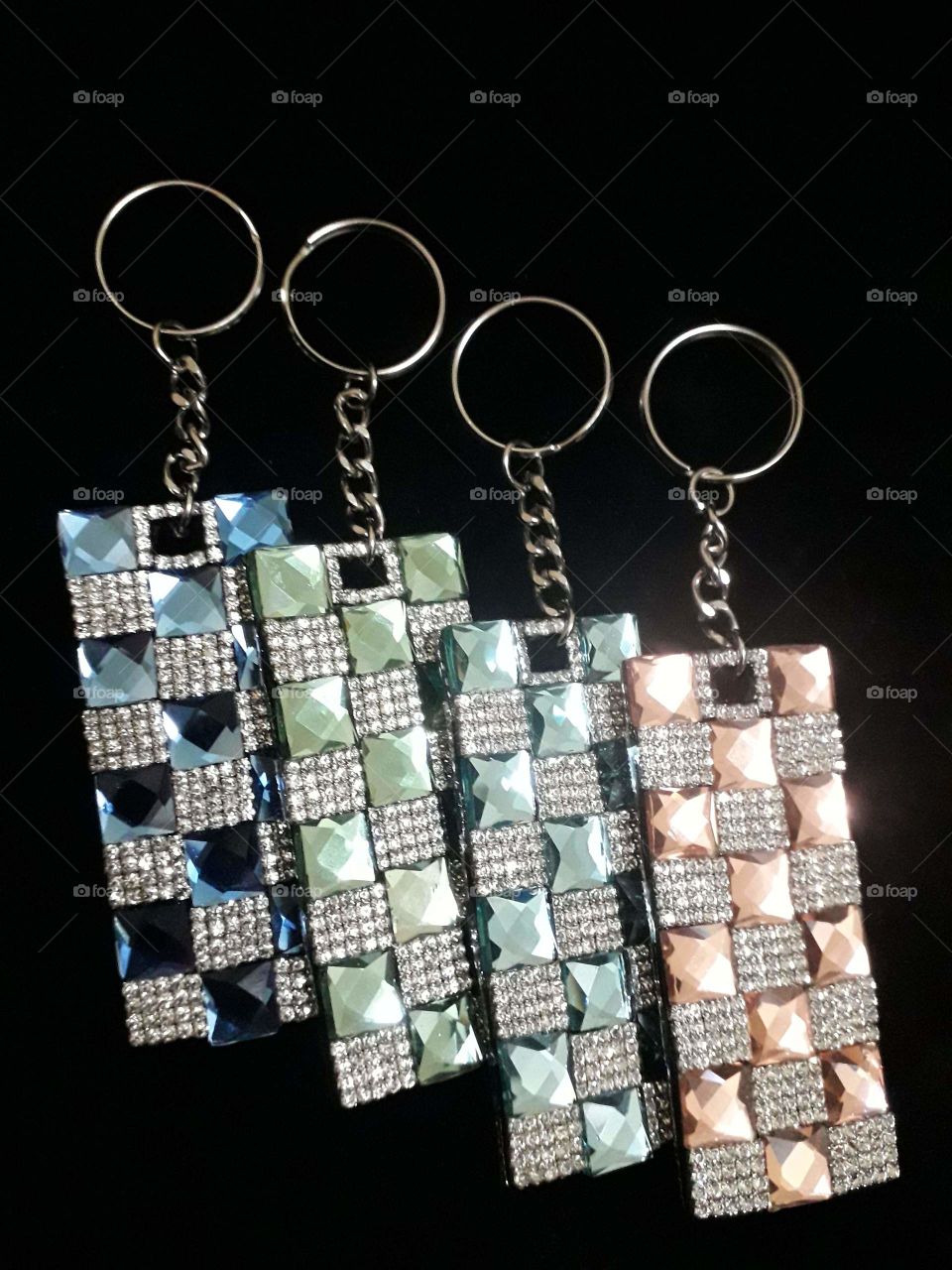 ￼

 The idea of ​​this key ring is to use my portfolio to make the same style.  Champagne crystal diamond, sapphire crystal diamond, lake blue crystal diamond, emerald green crystal diamond, a total of four options.