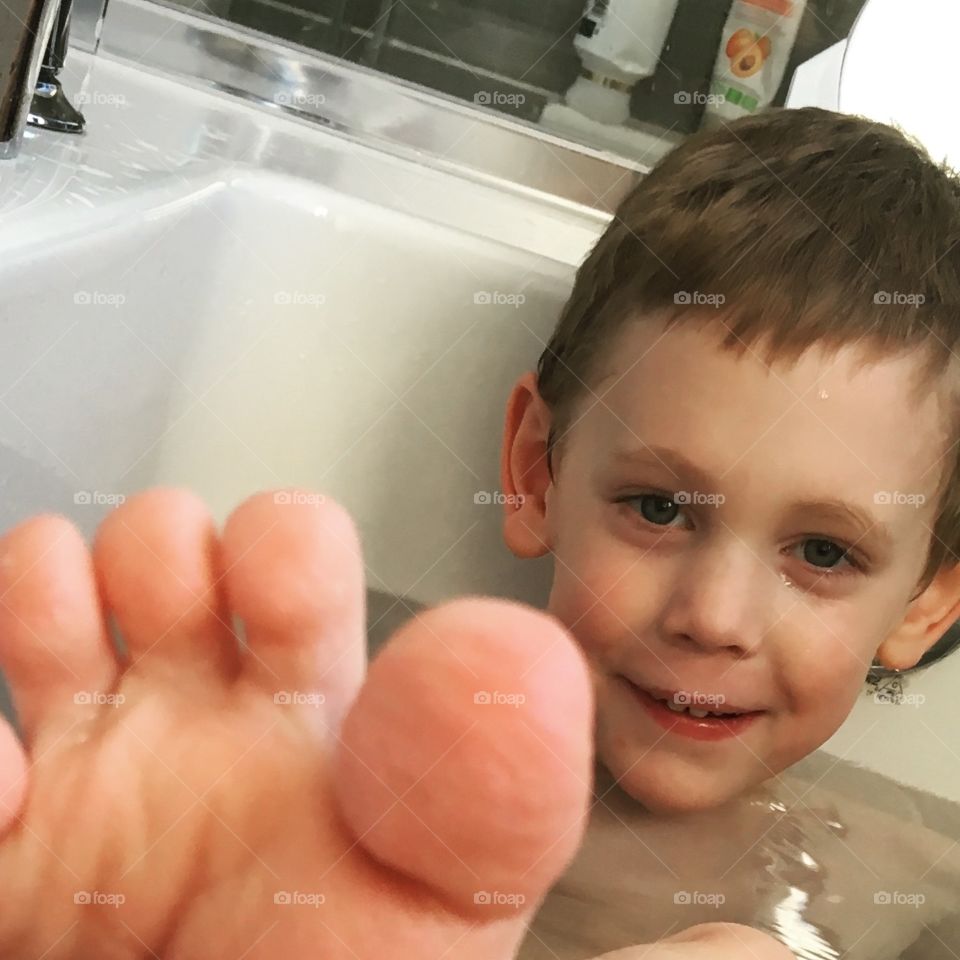 Wrinkly bath toes from staying in the bath too long 