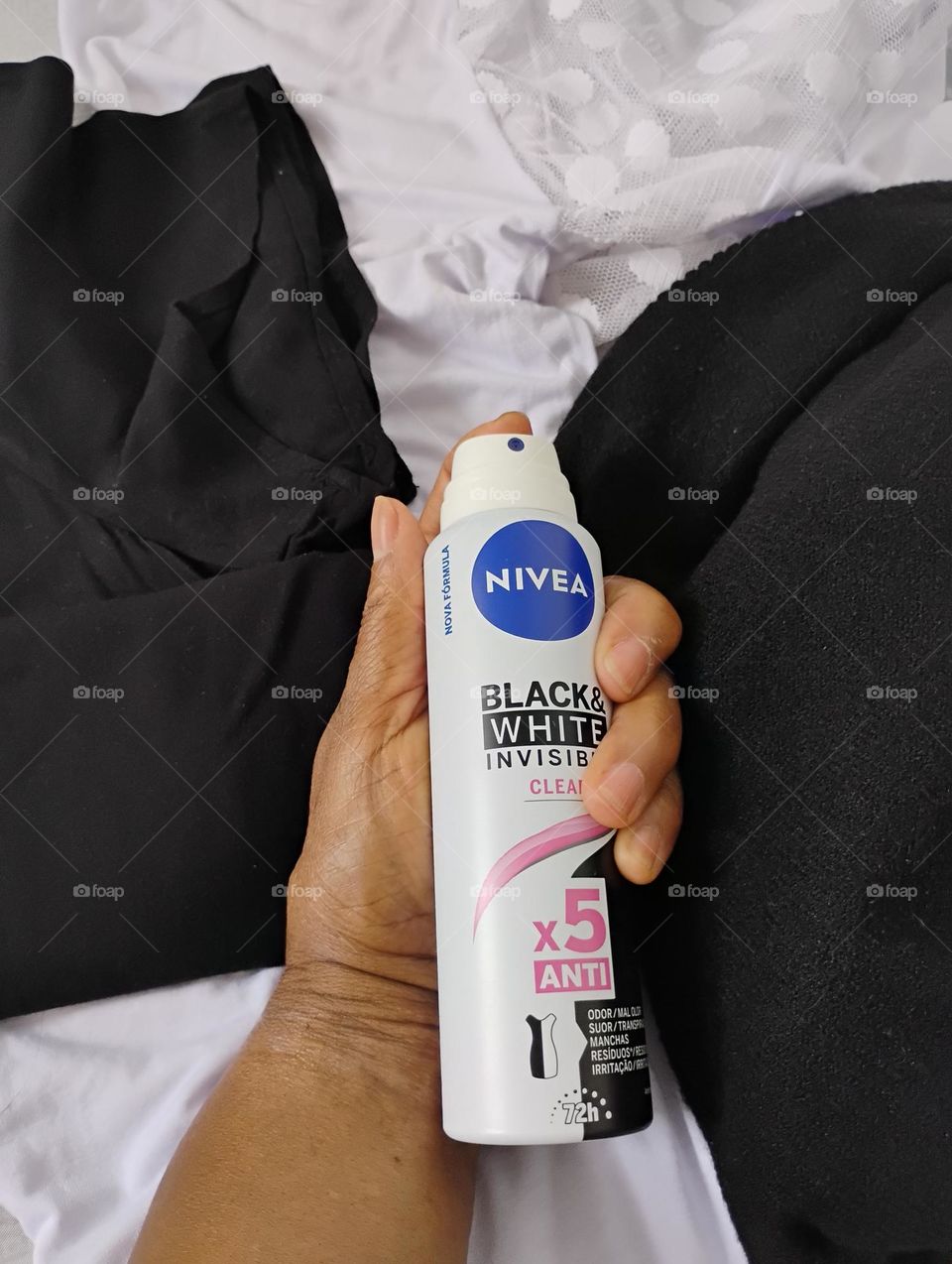 NIVEA Desodorant BLACK & WHITE,   prevents residue on clothes, without ethyl alcohol and Deus, sevent  two hours of protection antiperspirant and gente Care.  NIVEA  take Care of your skin
