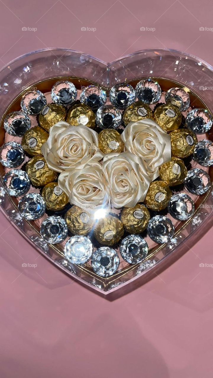 Arreglo de flores y chocolates en forma de corazón con piedras brillantes