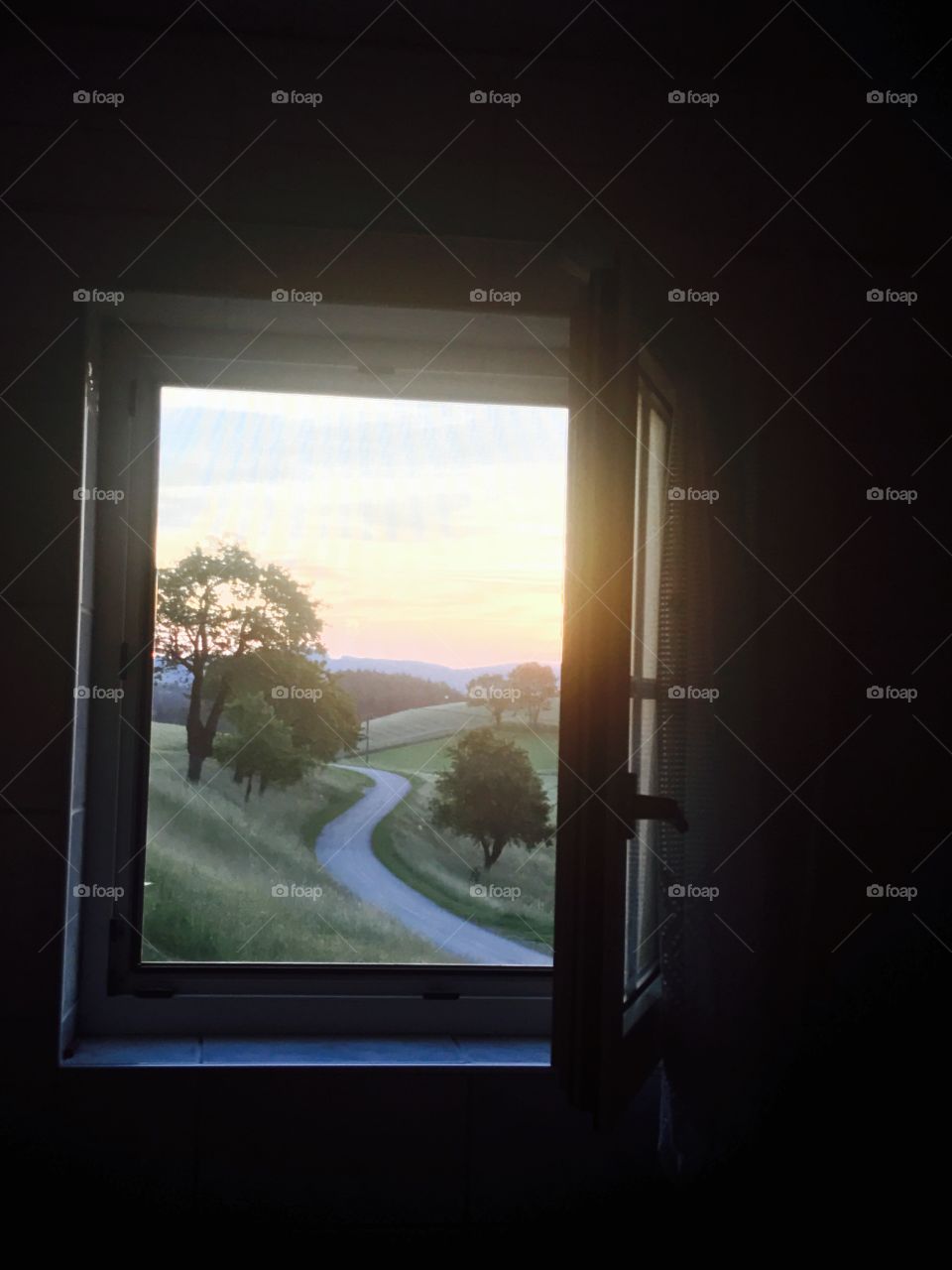 Sonnenaufgang durchs Fenster