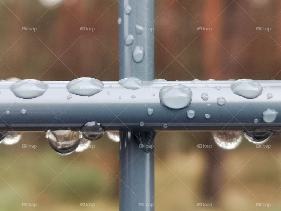 It's snowing yesterday, and it's raining today.