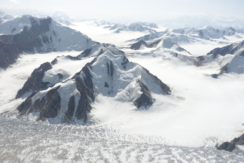 Schneebedeckte Berge aus dem Flugzeug fotografiert.