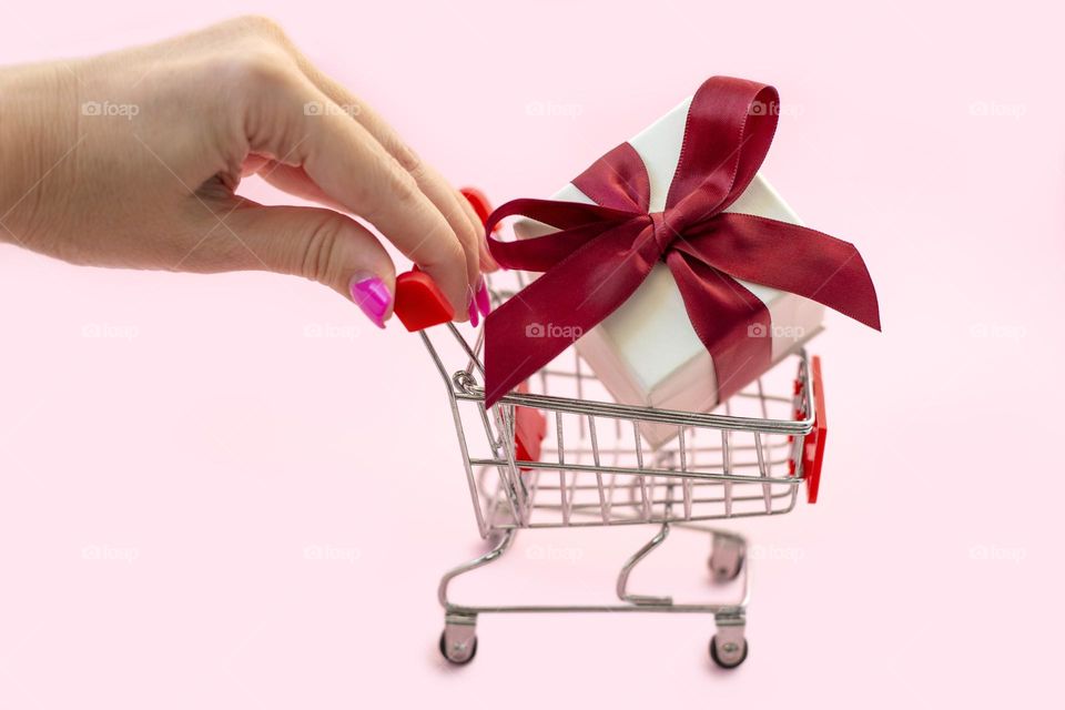 Small shopping cart with the gift box
