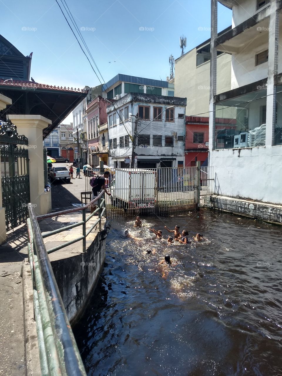 enchente e crianças