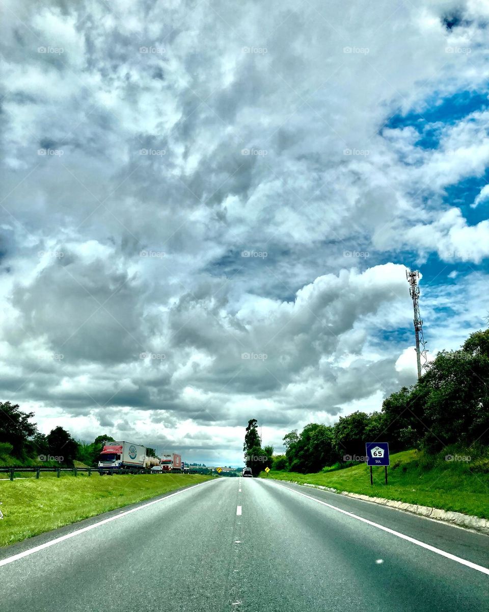 Entre Jarinu e Atibaia, um céu bem carregado. E o trecho para rodar está ótimo: fresco com a estrada vazia!
Registrar a paisagem bonita é bom demais.