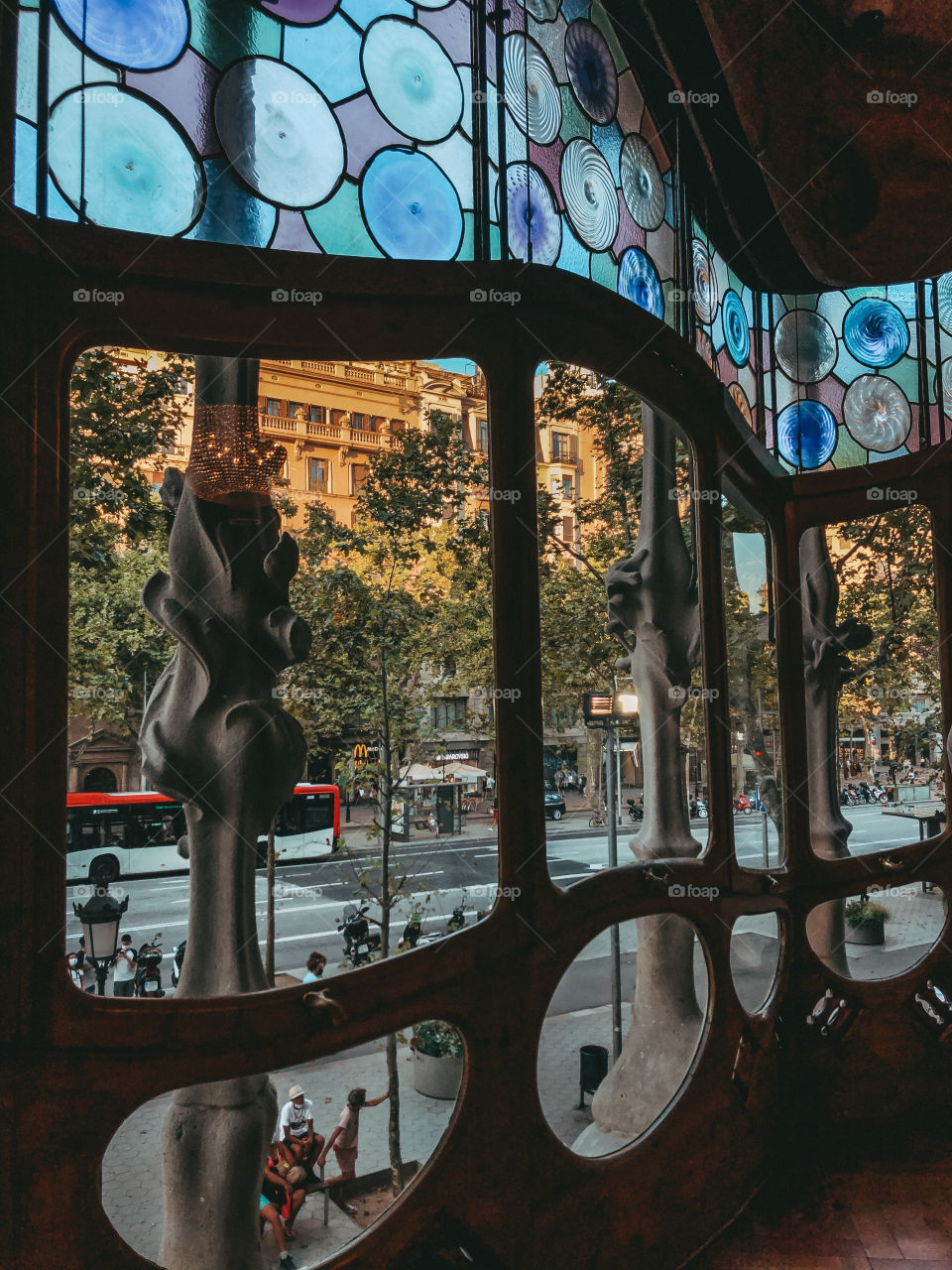 Вид из окна Дома Батьо, архитектора А.Гауди на улицу Барселоны. 