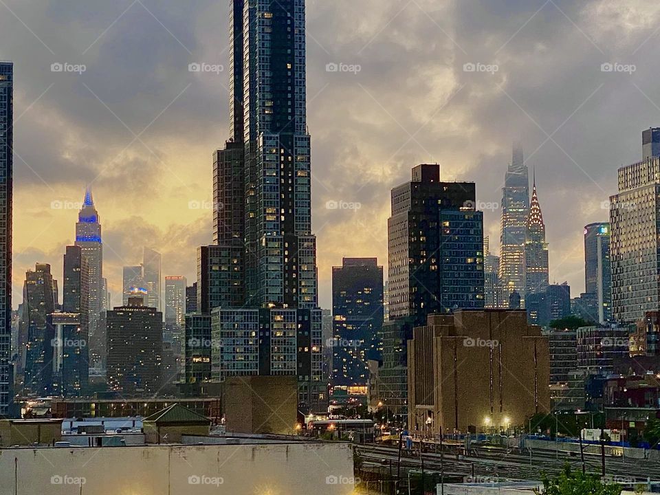 This cityscape I saw from the „Pulaski Bridge“ at „Newtown Creek“ in LIC, Queens. The views reach all the way to „Manhattan“ and on the far right you can see the „Kreisler Building“ with its „Art Nouveau“ top. 2023. Hypnotic Productions