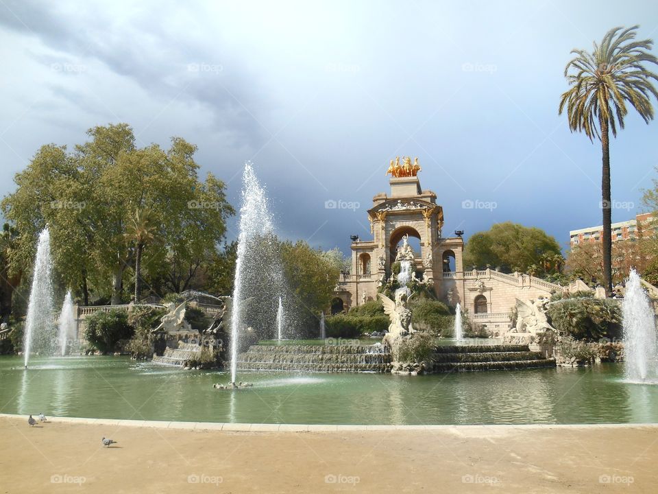 Fontaine ornée de sculptures dans un parc à Barcelone