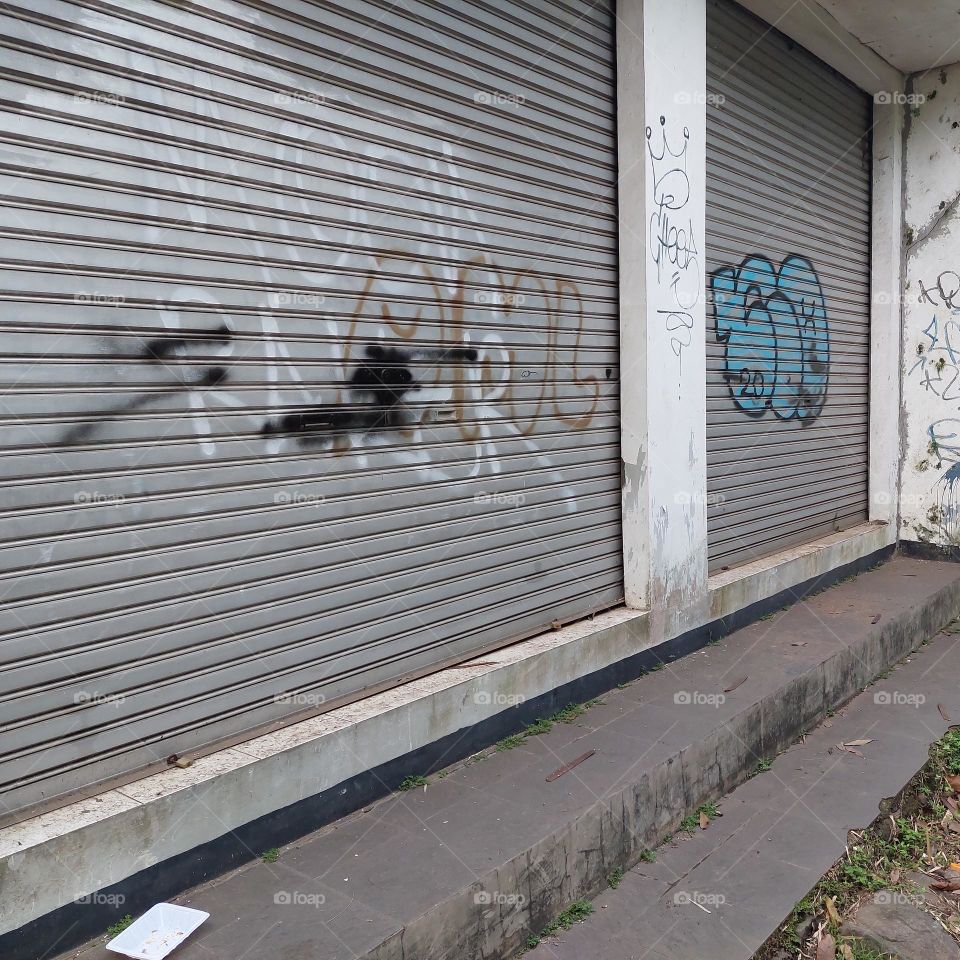 A shop that is closed due to the impact of pandemics and recession