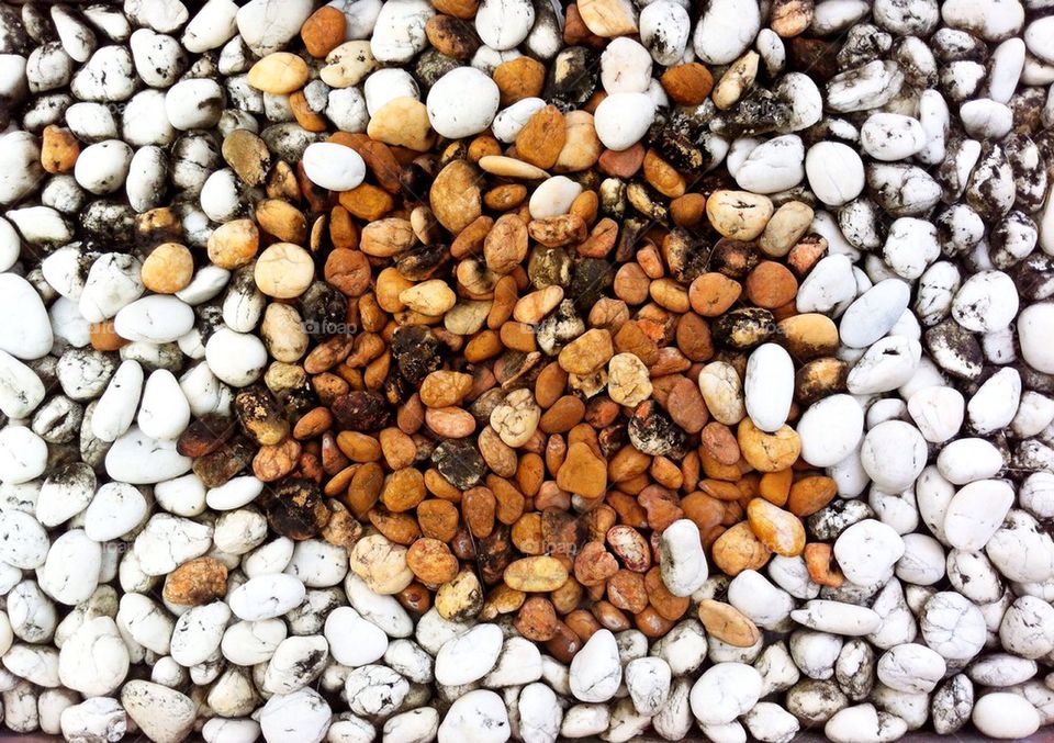 Contrast stones brown and white