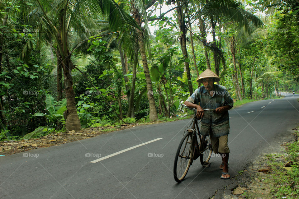 pas lagi dijalan ketemu sama bapak bapak ini lagi nyepeda, si bapak dengan senyum ramahnya menyapa saya,, dan jika kalian tahu, ini jalannya nanjak, dan si bapak dengan semangat menuntun sepedanya, sungguh luar biasa si bapak ini 😊👏
@Kulonprogo, Yogyakarta, Indonesia
