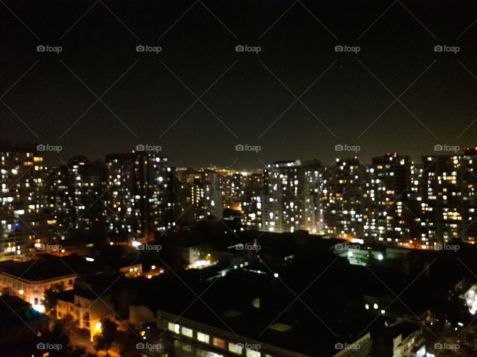 vista nocturna de la ciudad de Santiago hacia el sur