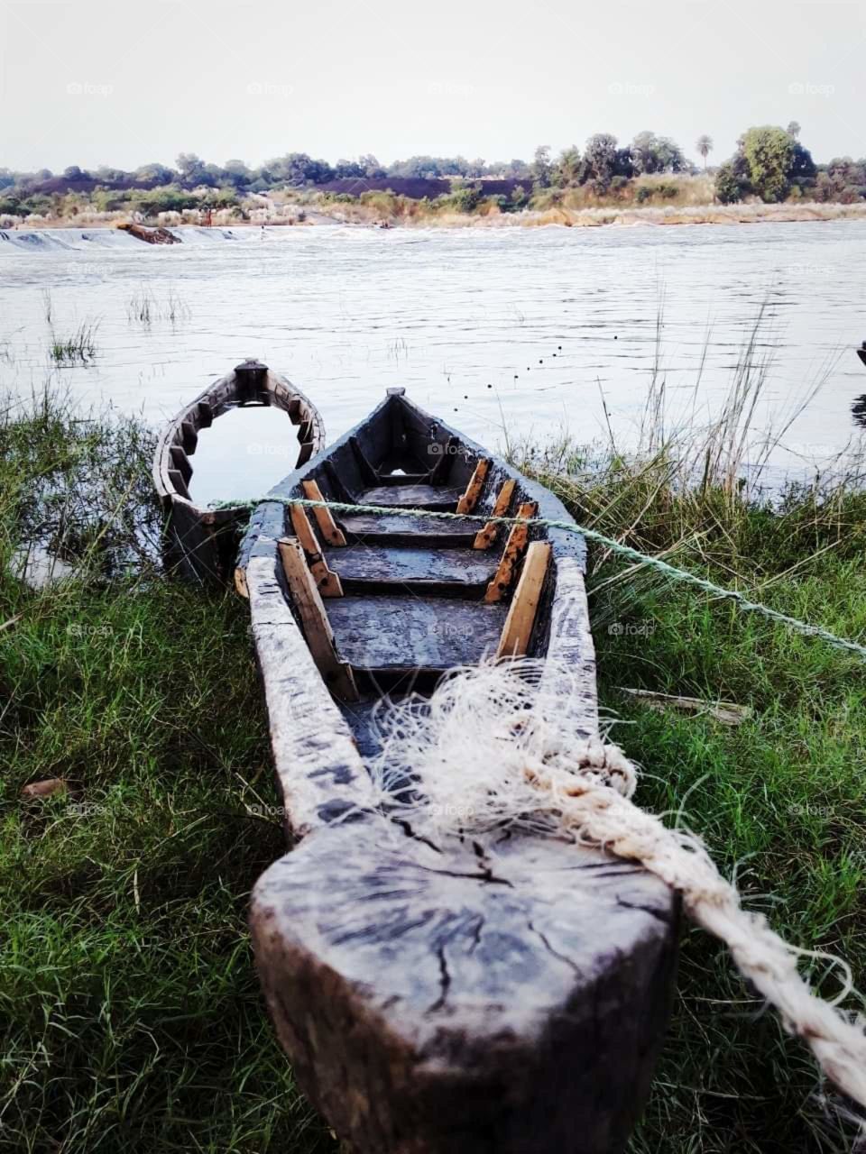 kind of boat commonly use by tribes living near River-Bank for fishing.