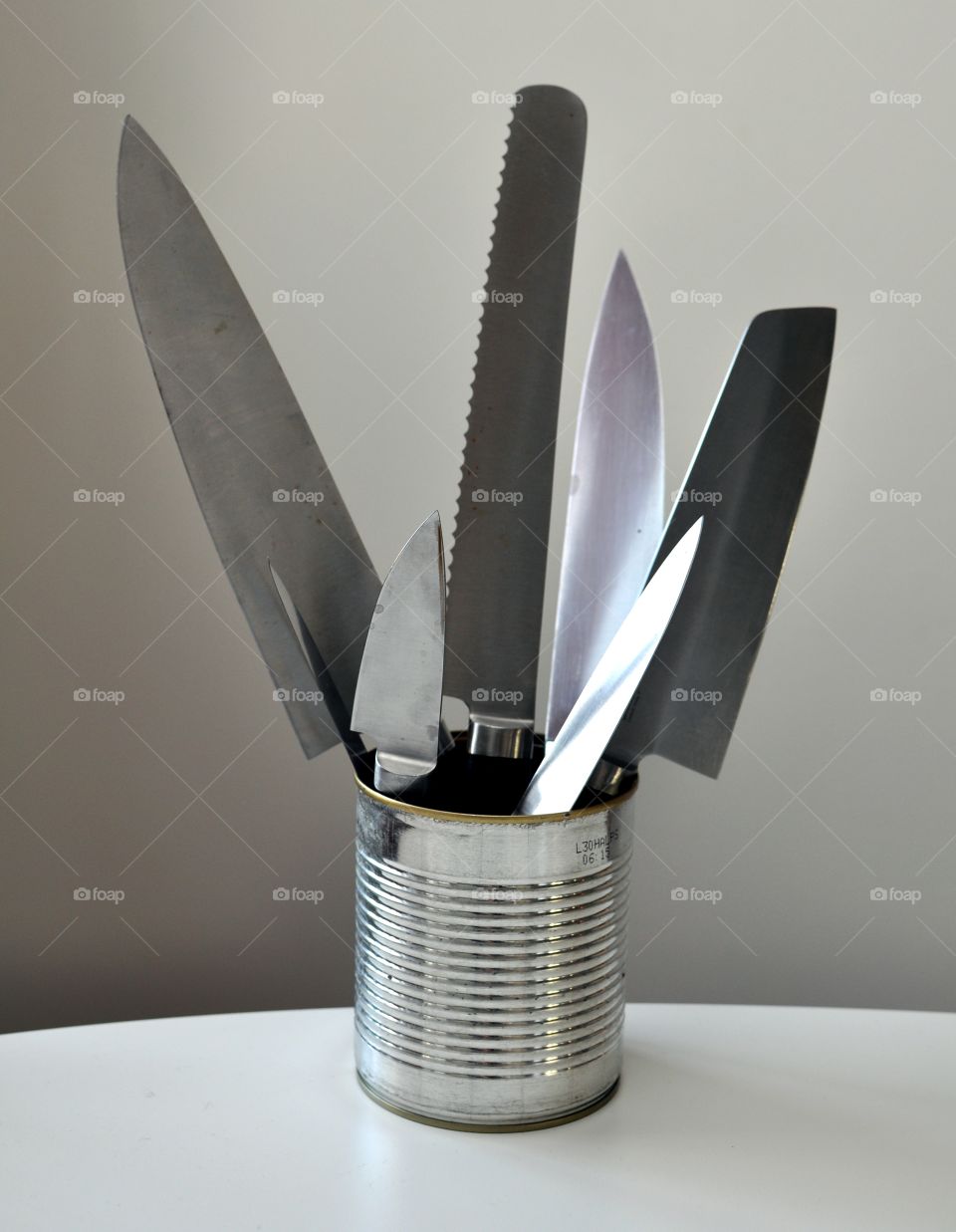 Can of kitchen knives