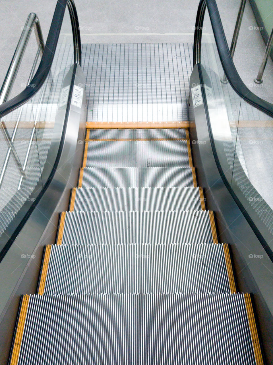 escalator step with yellow line at side