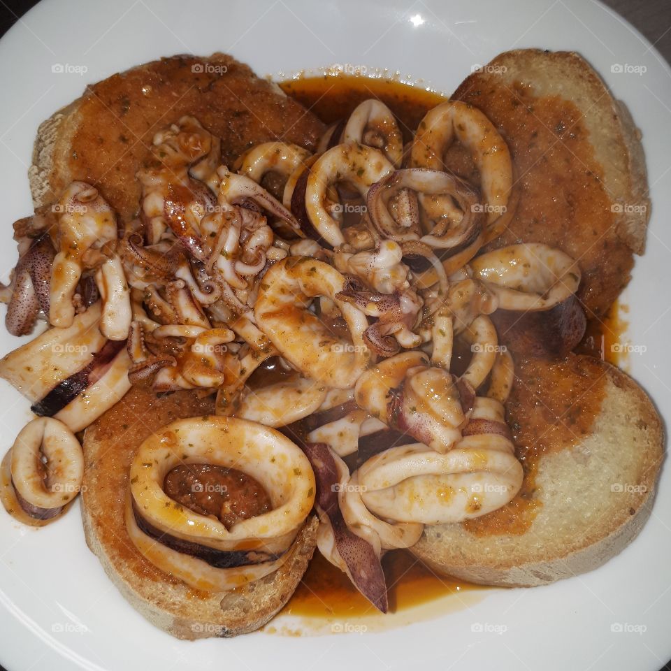 guazzetto di calamari piccante su pane tostato....
spicy squid stew.....
original recipe of "Caffe Bistrot da i secco".....
by Raffaello