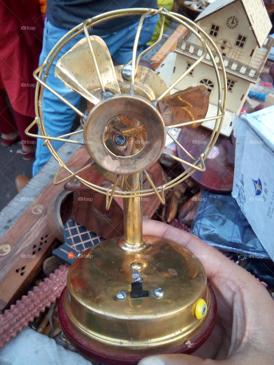 A beautiful model toy fan at Dhobi Bazaar Bathinda city.
