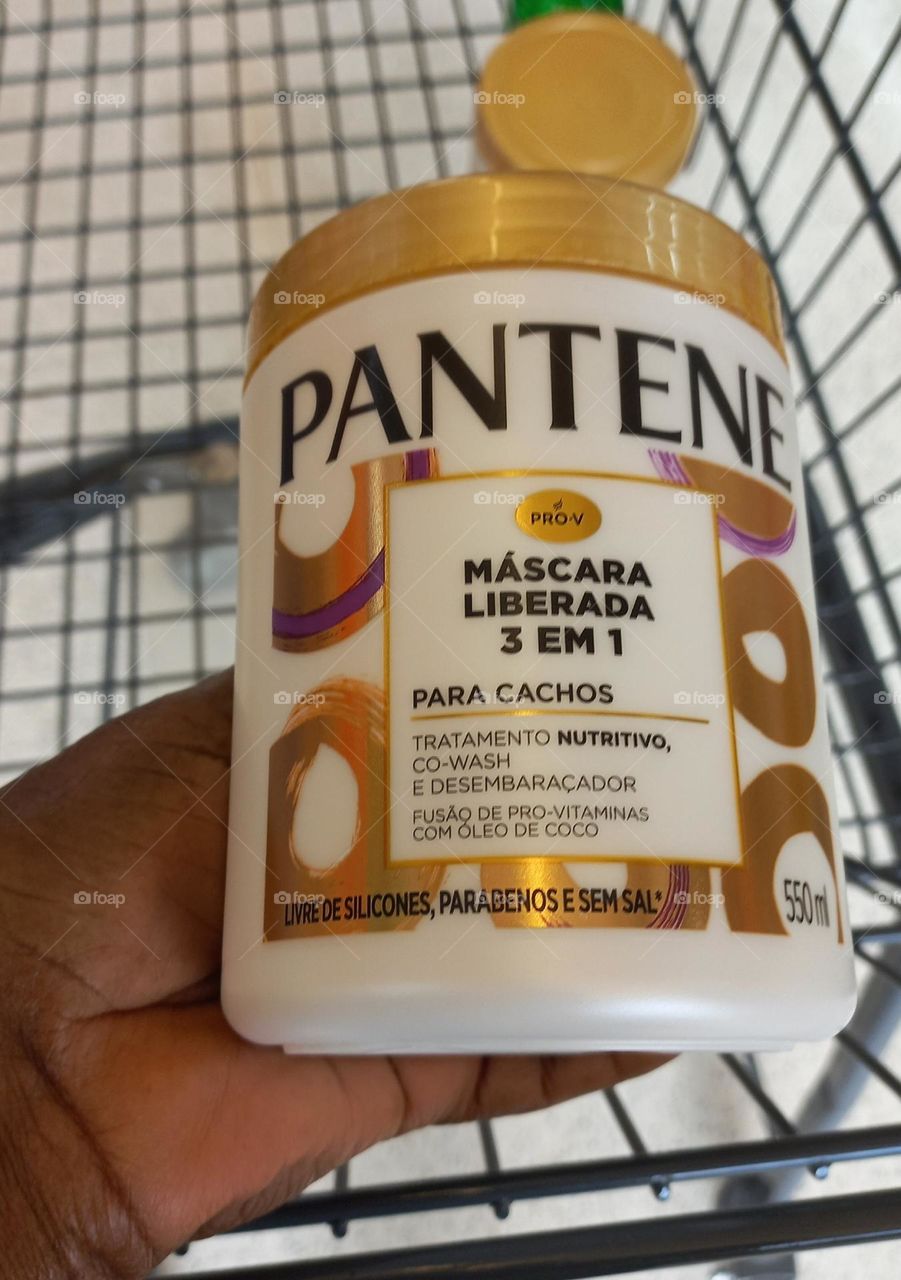 Cabelos dos sonhos com cachos definidos, brilhosos e macios. Use a Máscara Liberada 3 em 1 da PANTENE, excelente e prática: tratamento nutritivo, Co- wash e desembaraçador