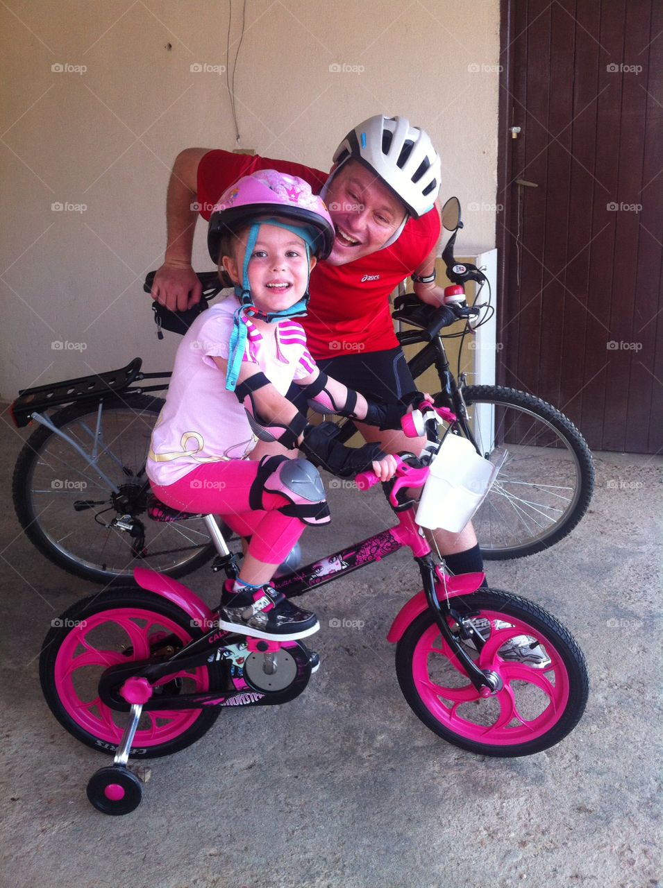 E vamos pedalar! Papai e Filhinha prontos com suas bicicletas para se divertirem!