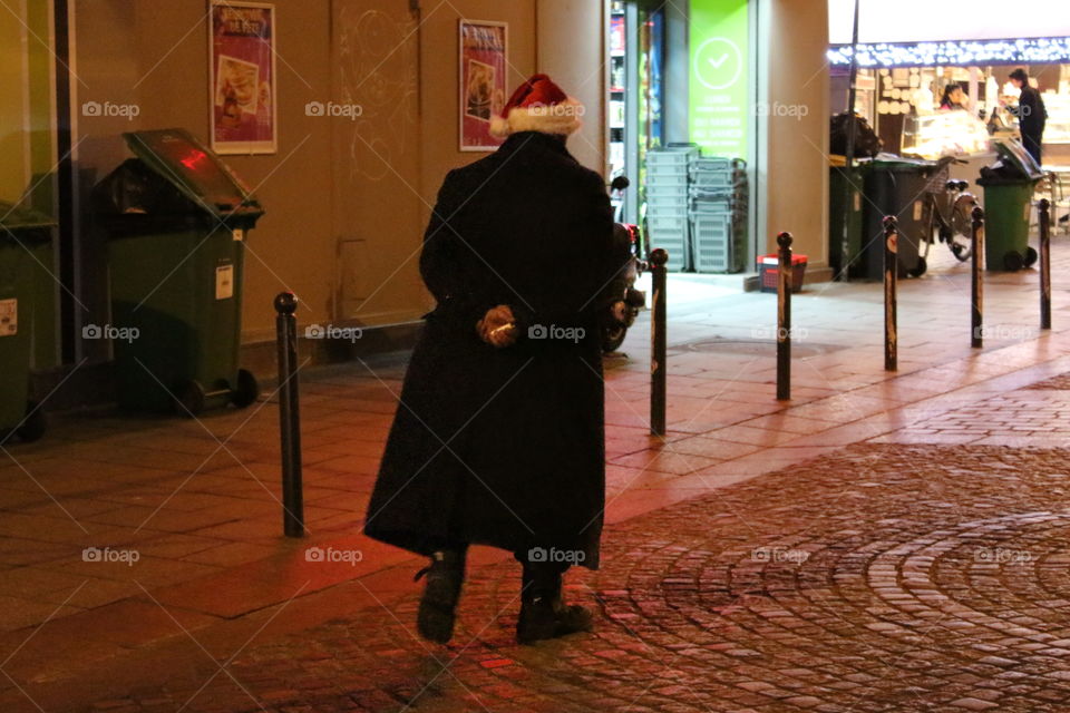  person walks with the hat of Santa Claus in the streets of Paris