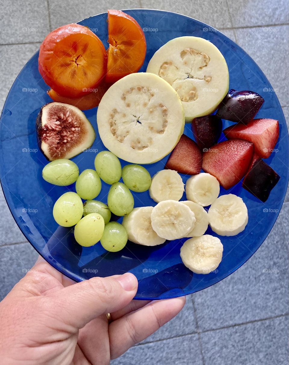 Fresh fruit time: today we have persimmon, plum, fig, banana, grape and guava. / Hora das frutas frescas: hoje temos caqui, ameixa, figo, banana, uva e goiaba.