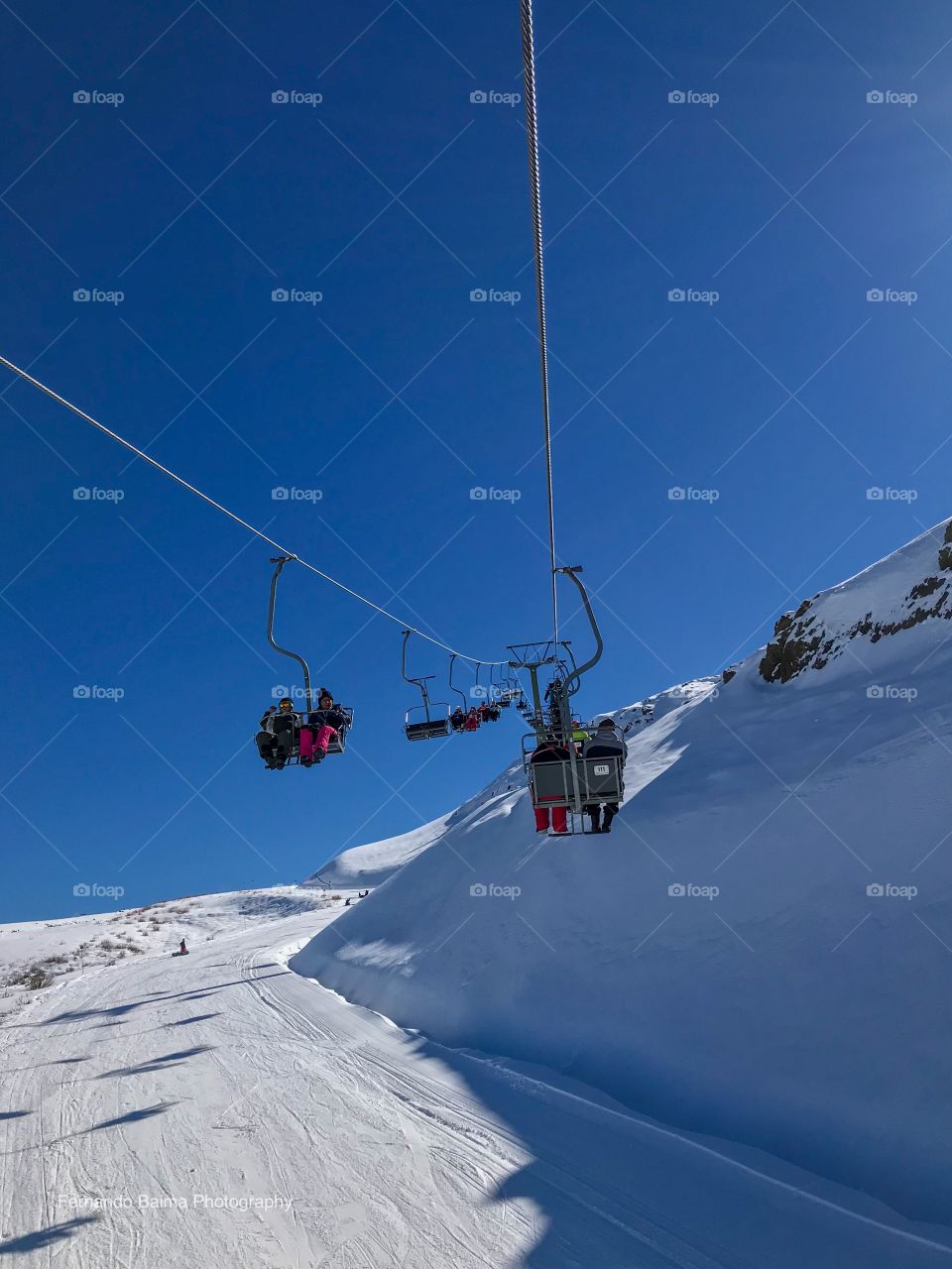 Mucha nieve en el centro de esquí en chile 