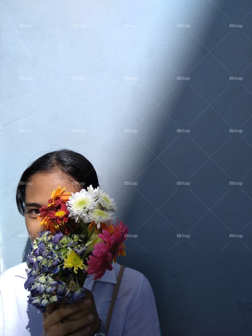 My friend is at the good spot so let her hold my flowers and took this photo. It reminds me of the positive and negative things that happened in 2019. Negative things makes us stronger. I'm thankful that I have friends and family by my side.