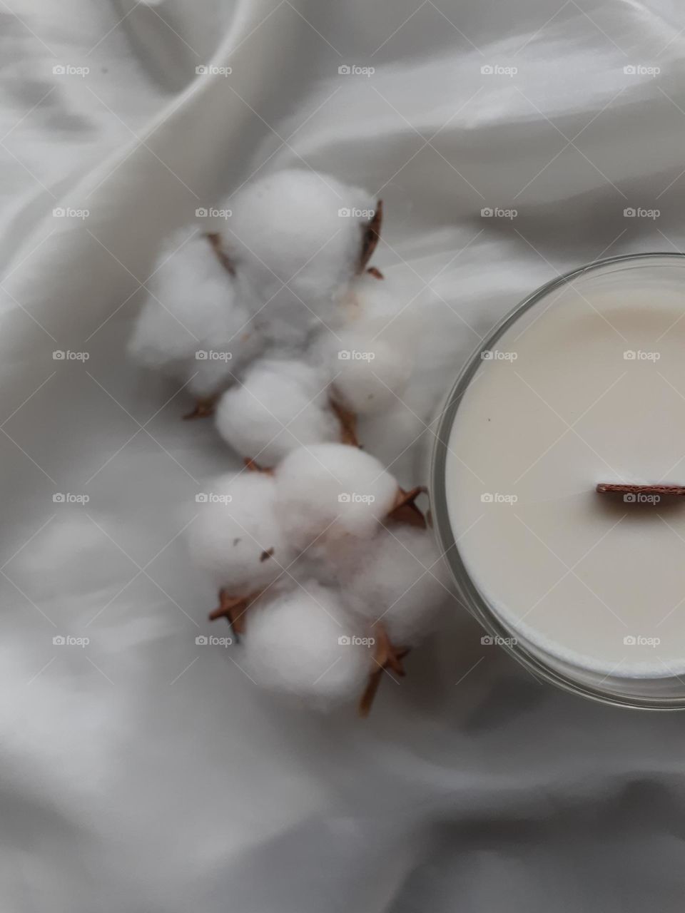 The aesthetics of a cotton-scented soy candle