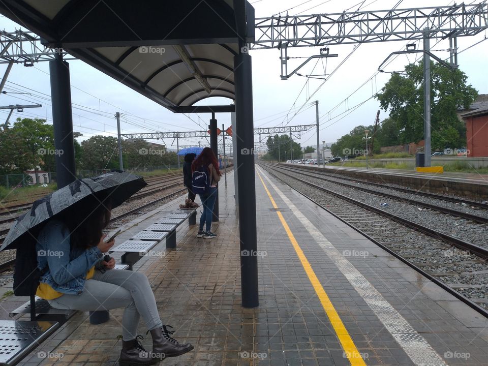 Día de lluvia, esperando el tren en la estación