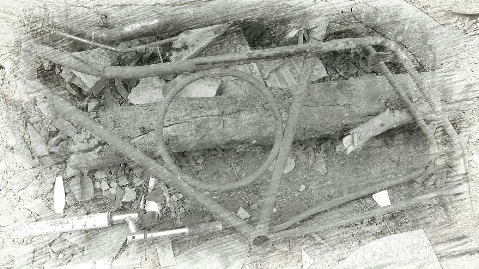 Antiguidade. Wallpaper... imagem em preto e branco com textura suave, de um velho quadro de bicicleta no chão com madeiras.