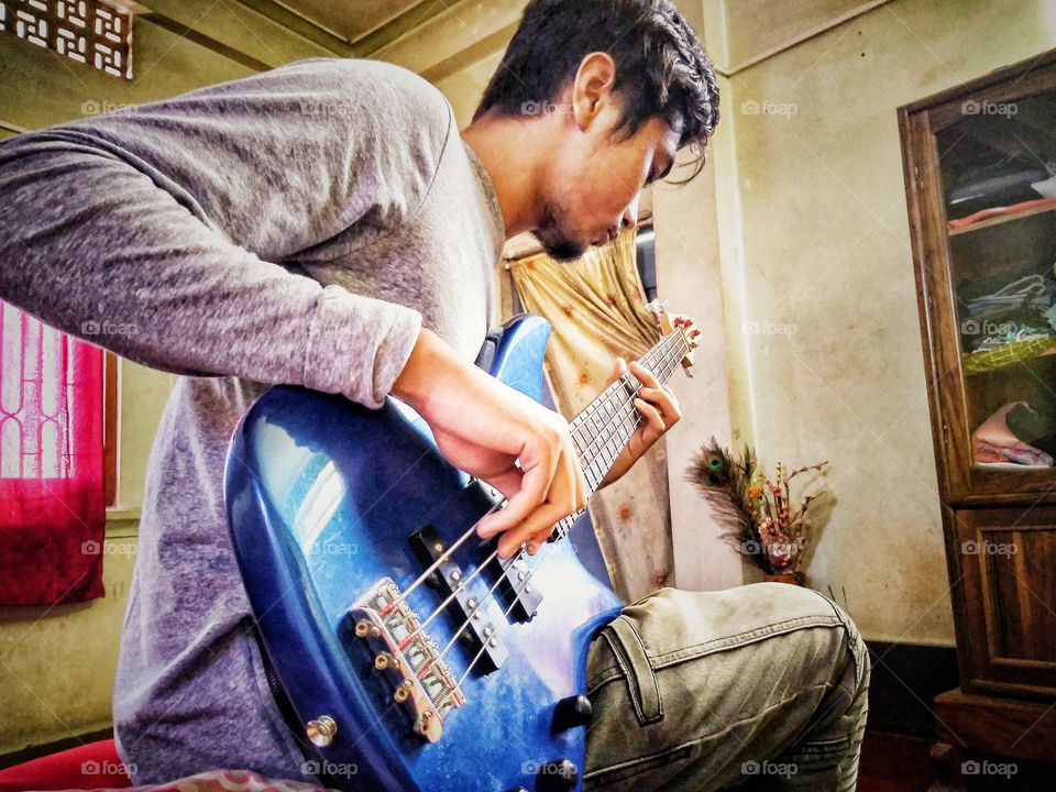 randomclick while playing guitar mobile photography