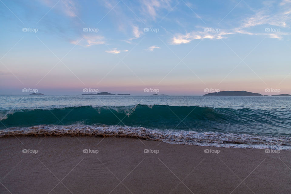 Praia com paisagem linda e fantástica no Brasil, na região do Lagos no Rio de Janeiro, em Búzios. Uma ilha incrível de conhecer!