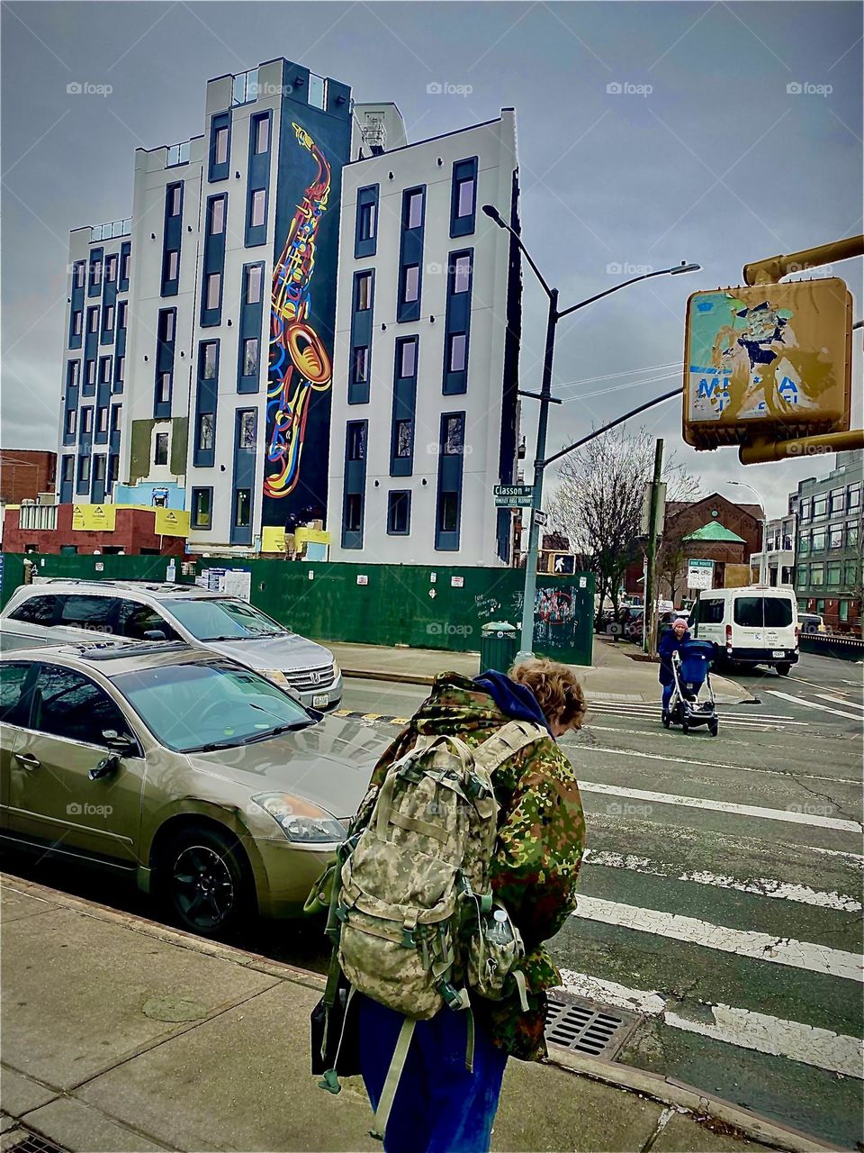 The modern art inspired building on „Fulton St“ in „Clinton Hill“, Bklyn awaits a complete remodel to justify high rents that are going to be charged here. So far the outside with its cool saxophone mural looks very chic. 2023. Hypnotic Productions