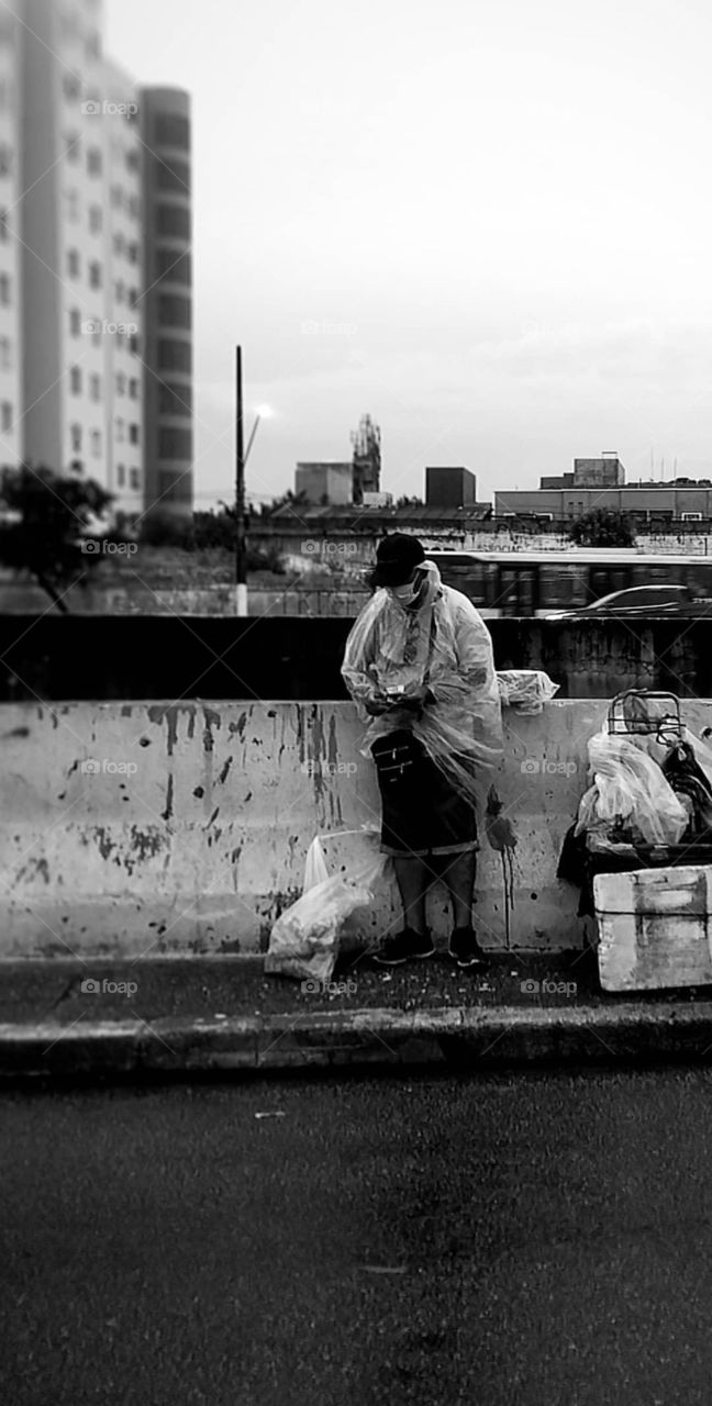 Vendedor ambulante em São Paulo em tempos de pandemia.