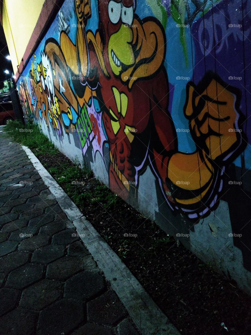 dibujos pintados de super héroe arte de la calle.