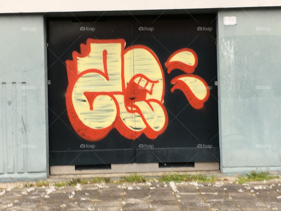 graffiti art on apartment building