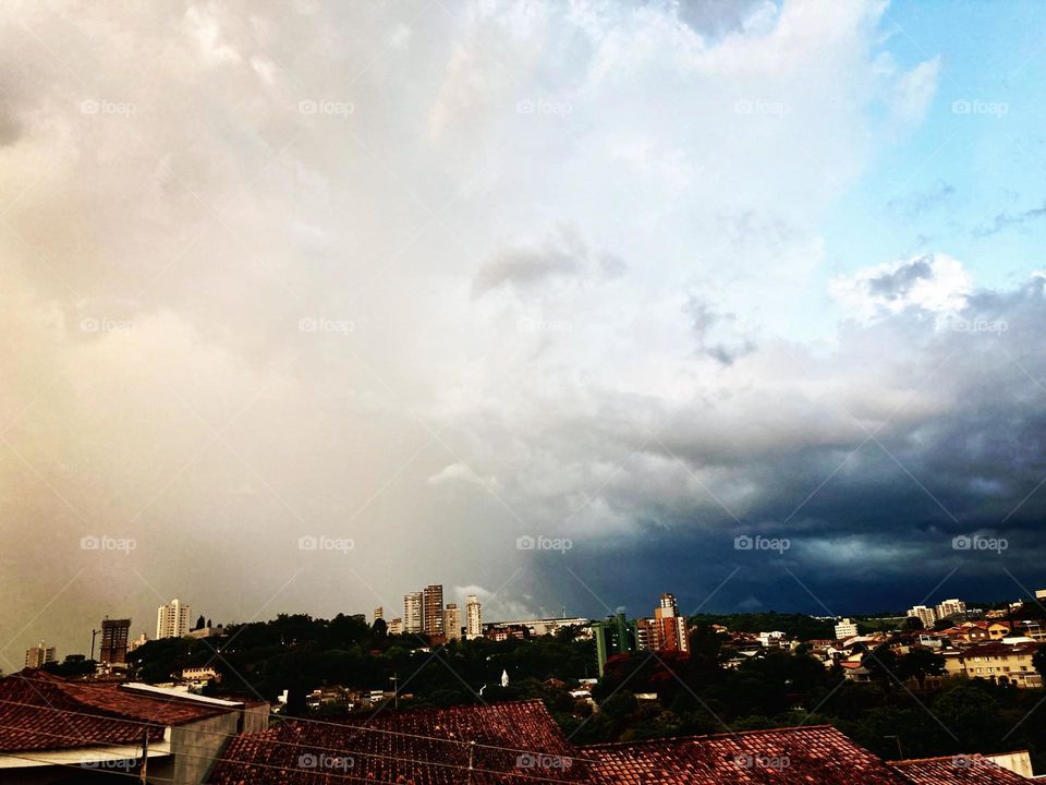 🇺🇸 And the rain arrived in Bragança Paulista. On the left, water falls. To the right, threatening clouds. May it come softly! / 🇧🇷 E a chuva chegou em Bragança Paulista. À esquerda, cai água. À direita, nuvens ameaçadoras. Que venha mansa!
