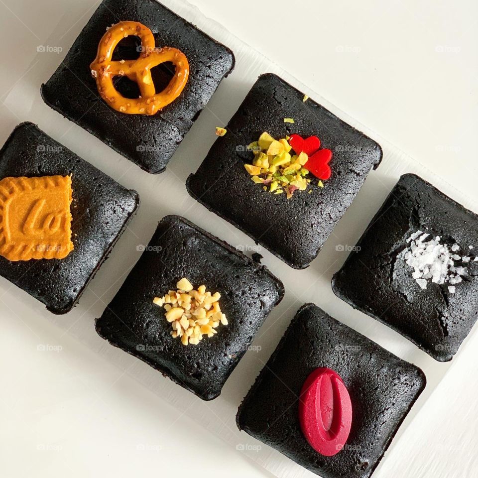 Blackout brownies in six different flavours, lotus biscuits, hazelnut, raspberry, sea salt, matcha and chocolate pretzel 