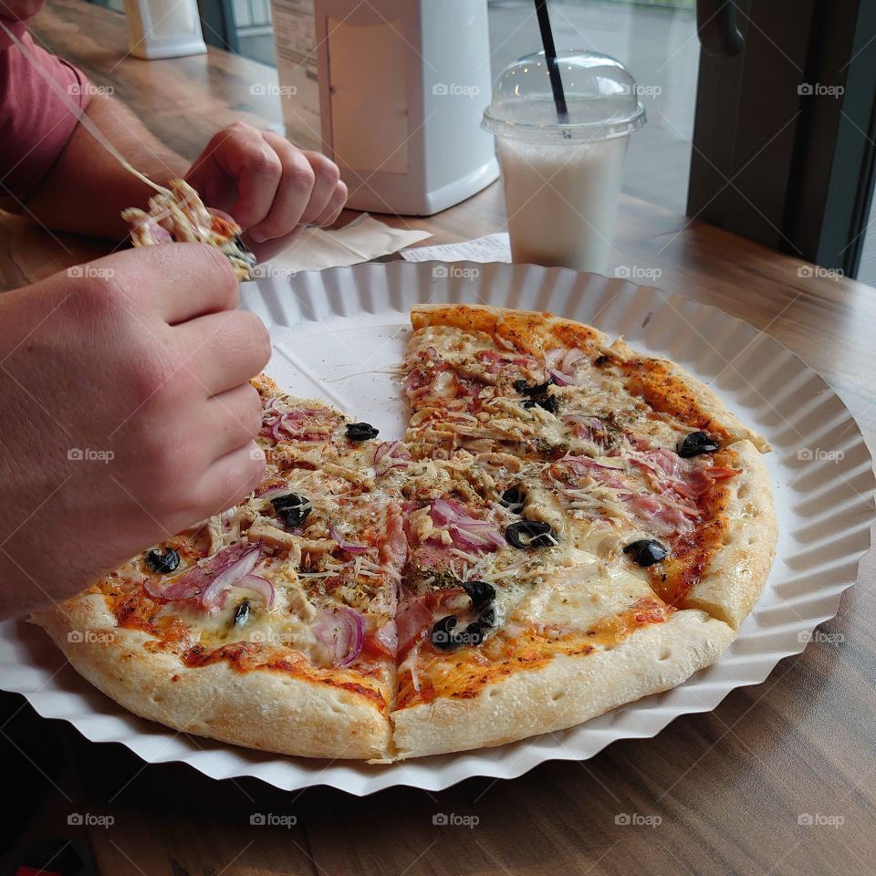 Delicious, hot cheese pizza🤤