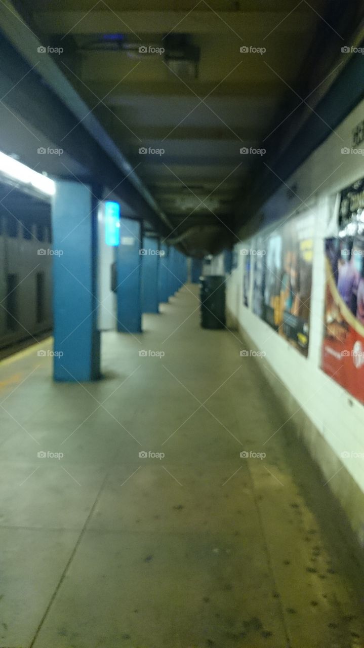 empty subway station. no commuters!!! yahooo!!!