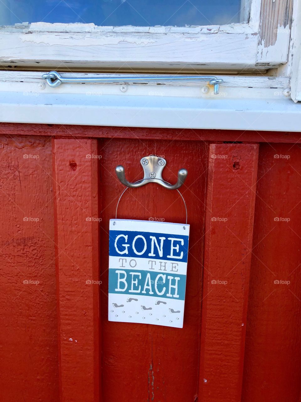 Gone to the beach / Sign