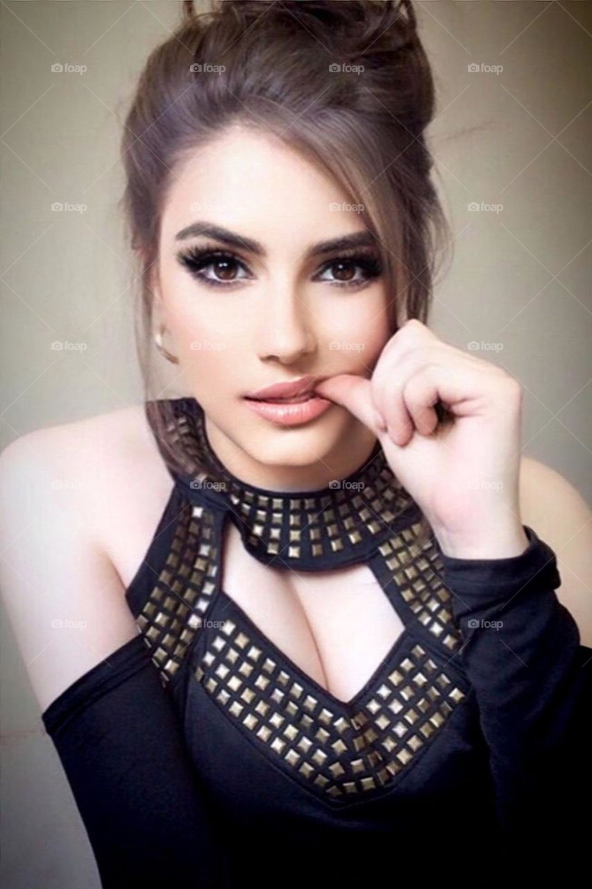 My fave is coverup, mascara, bronzer, eyeliner, blush, and eyebrow pencil. I like to cake my face! Sorry, just put it on my face. Make up isn’t in the picture.