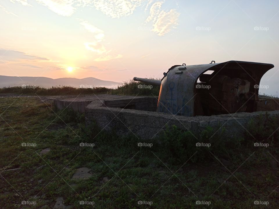 Пушка стреляет в утреннее солнце